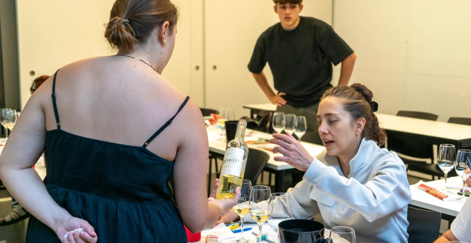Dos alumnas sirviendo vino