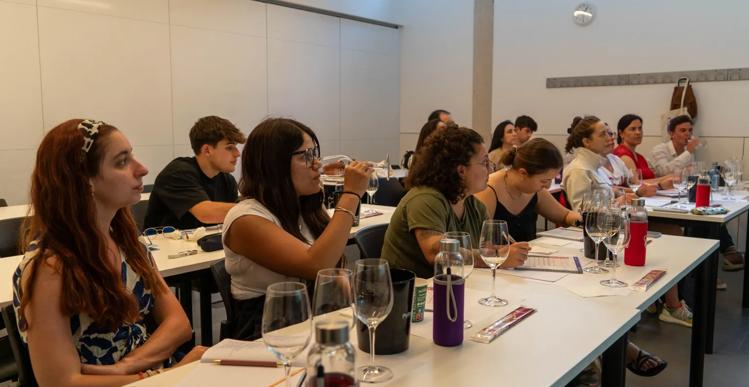 El alumnado prestando atención en clase