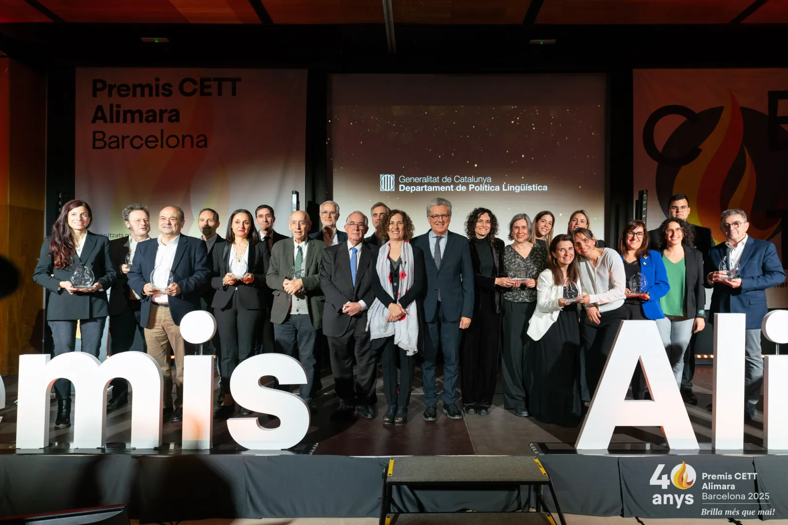 Foto dels premiats sobre l'escenari.