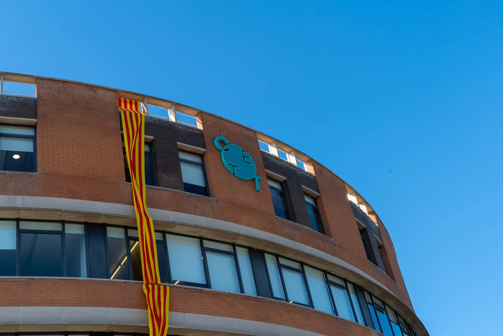 Edificio del CETT con la senyera de Catalunya