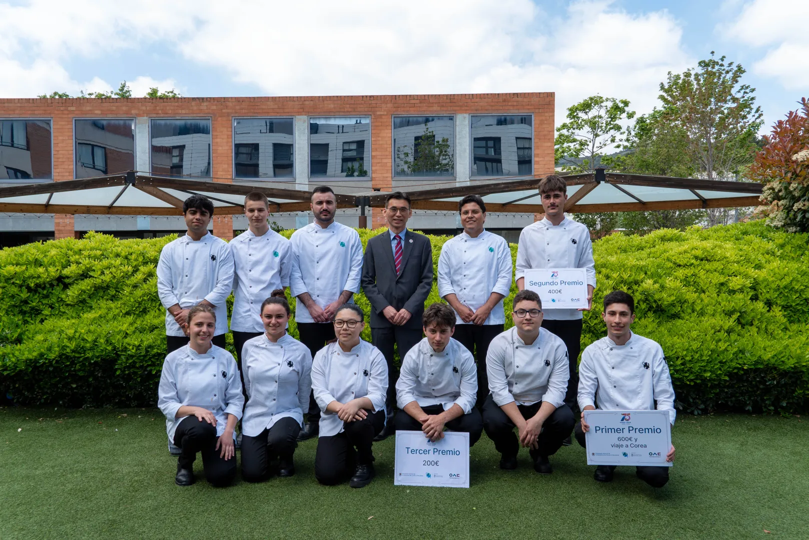Foto de los alumnos participantes con el Cónsul en el jardín del CETT.