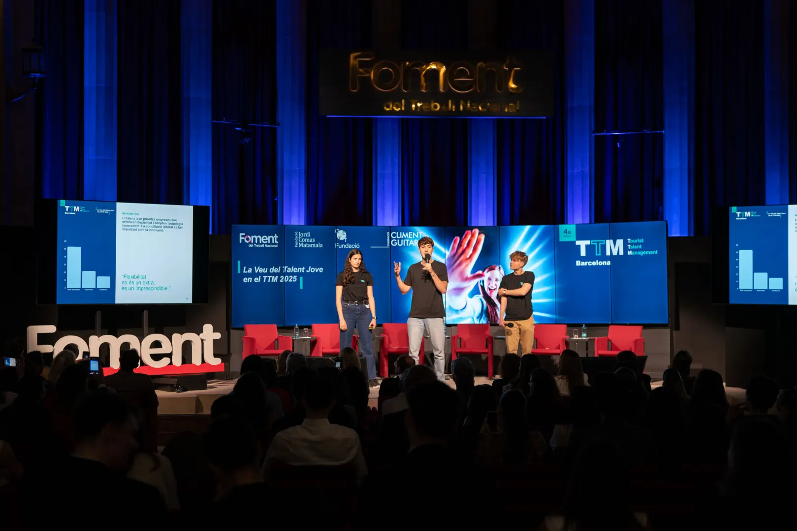 Los alumnos del CETT presentando el informe sobre el escenario.