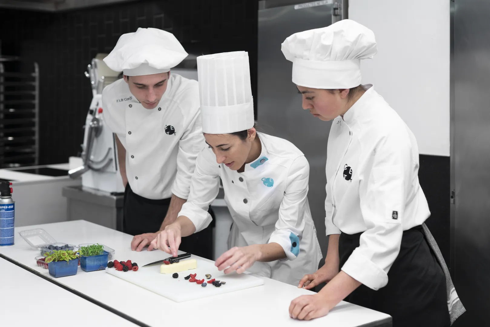 Alumnes preparant un plat.