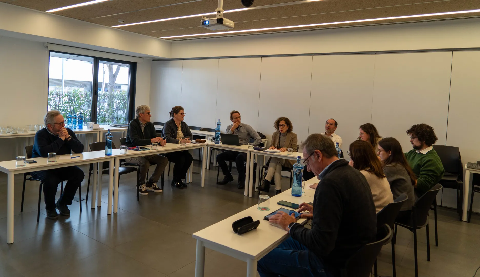 El Grupo de reflexión trabajando en una sala.