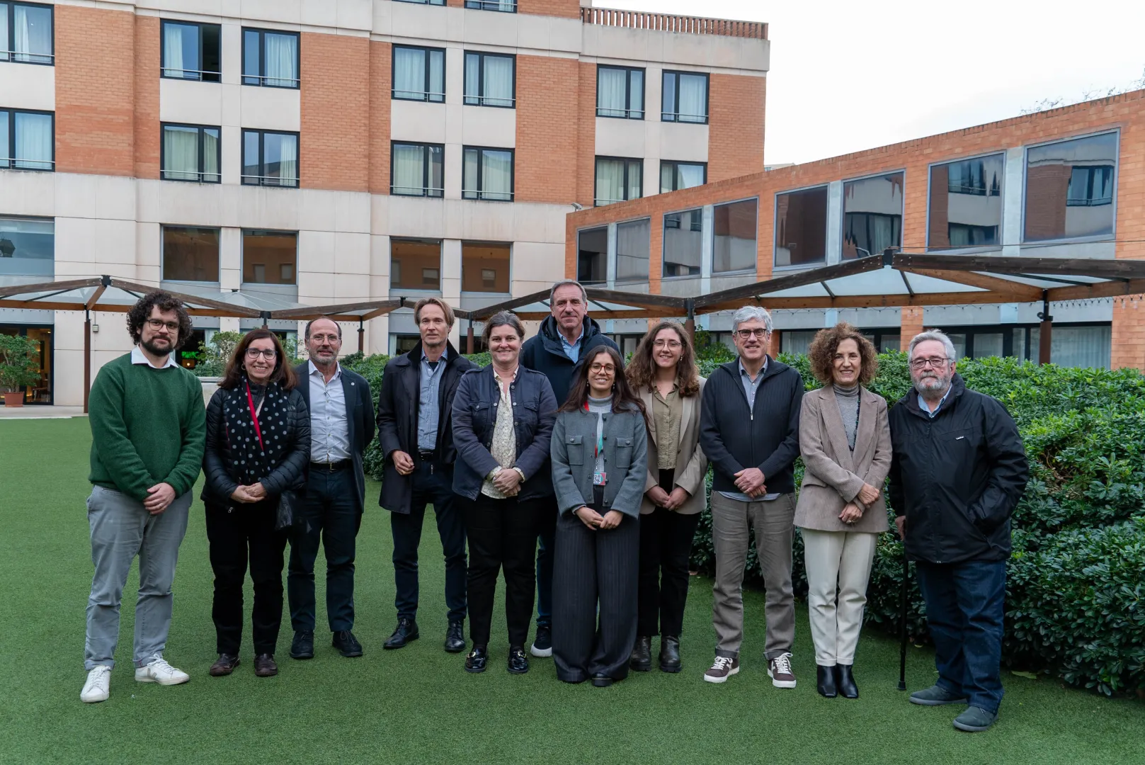 Foto de grup al jardí del Campus CETT.