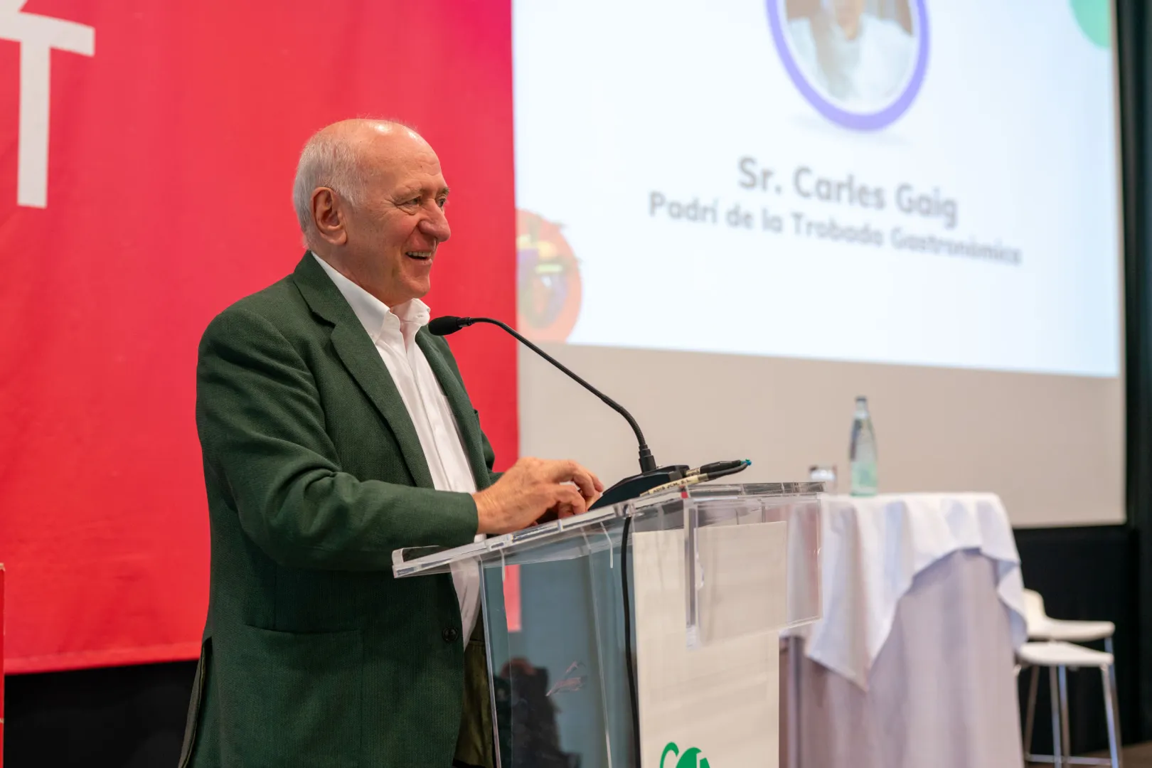 Carles Gaig sobre el escenario durante el encuentro.