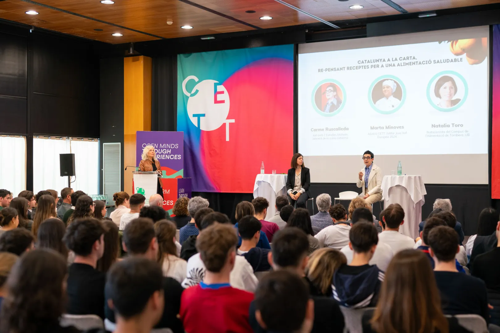 La sala y el escenario llenos durante la jornada.