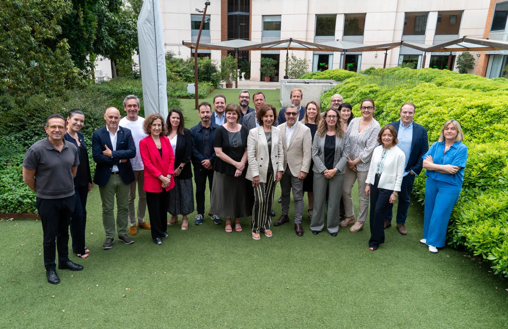Foto de grupo en el jardín del Hotel Alimara