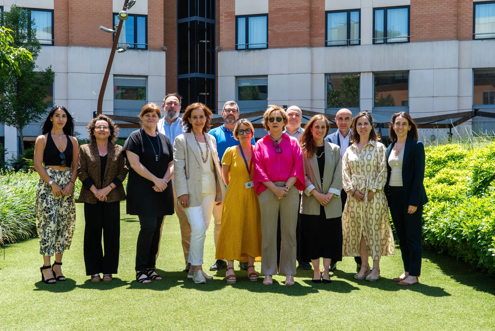 Foto de grupo en el jardín del Hotel Alimara