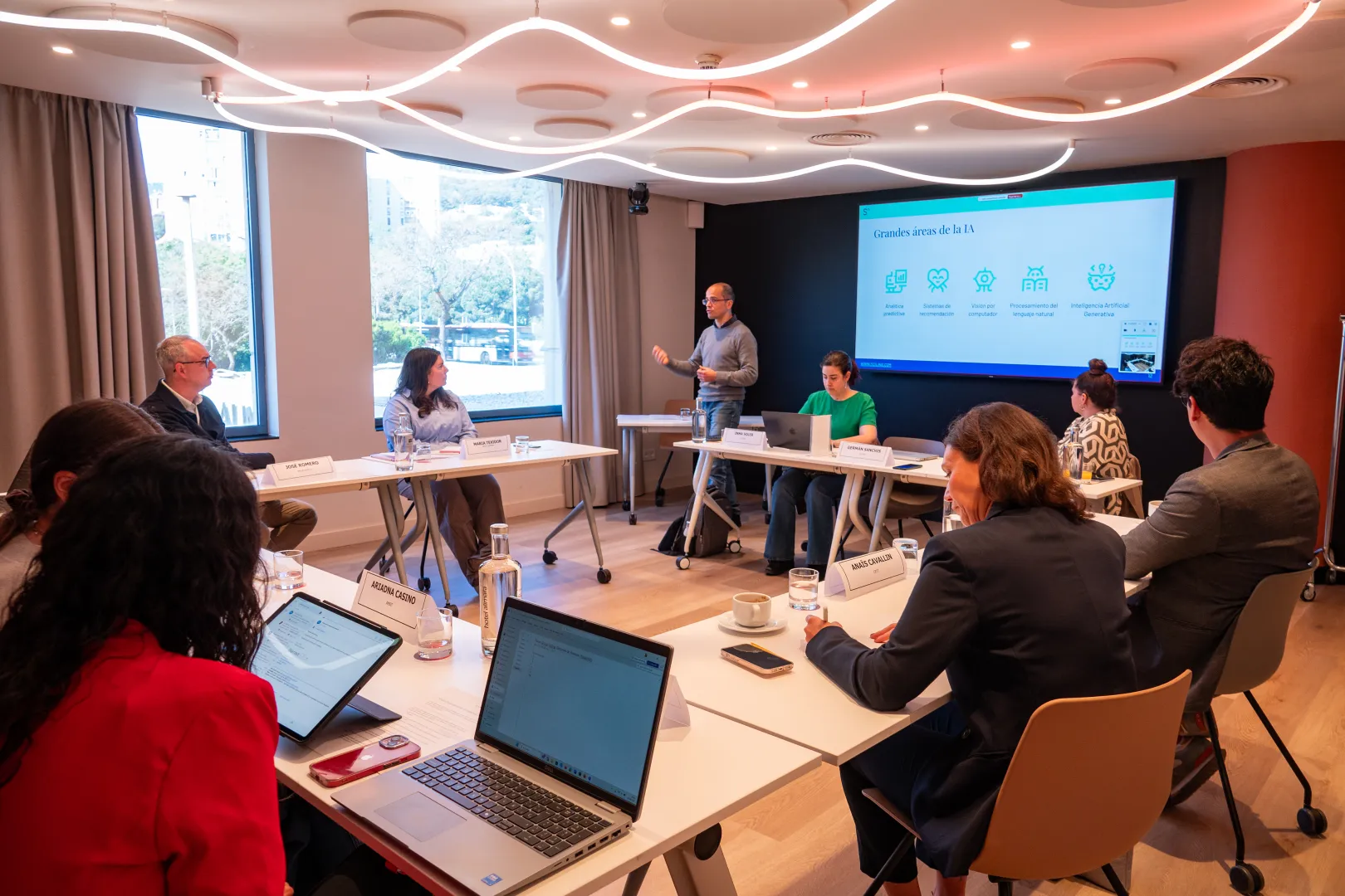 Los participantes del focus group trabajando en una sala.