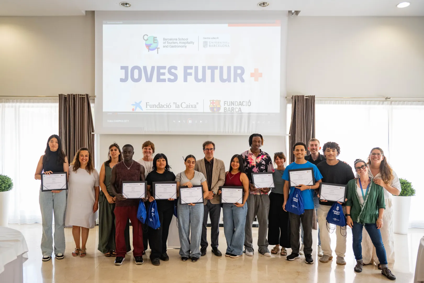 El alumnado recoge su diploma en el acto de cierre.