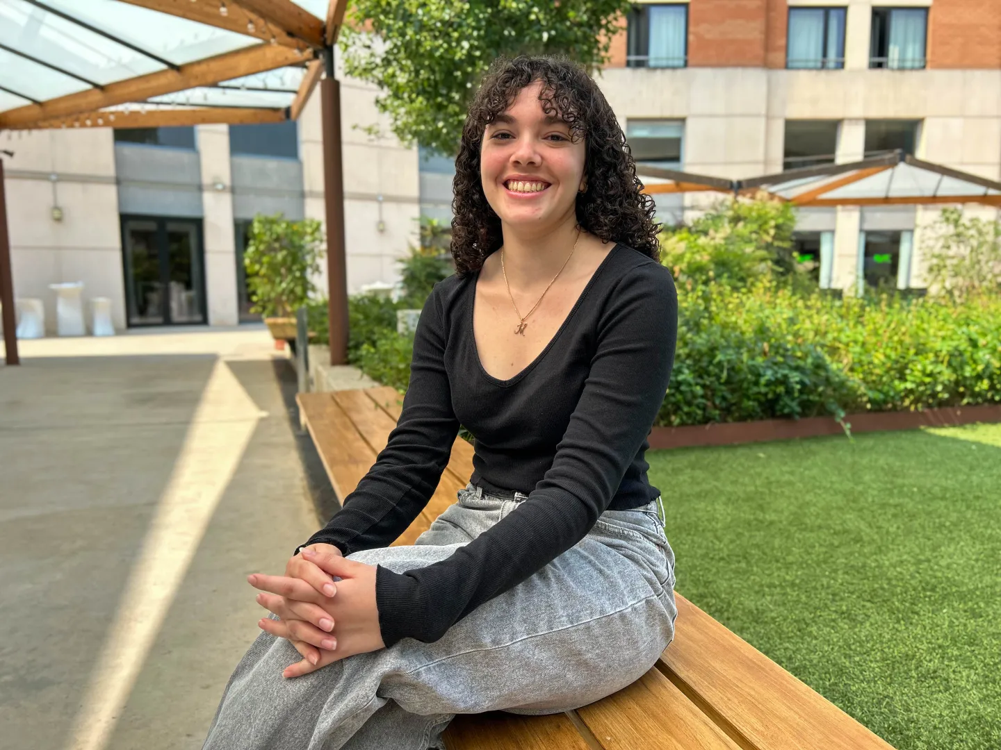 Foto de Mónica Balanza en el jardín del Hotel Alimara.