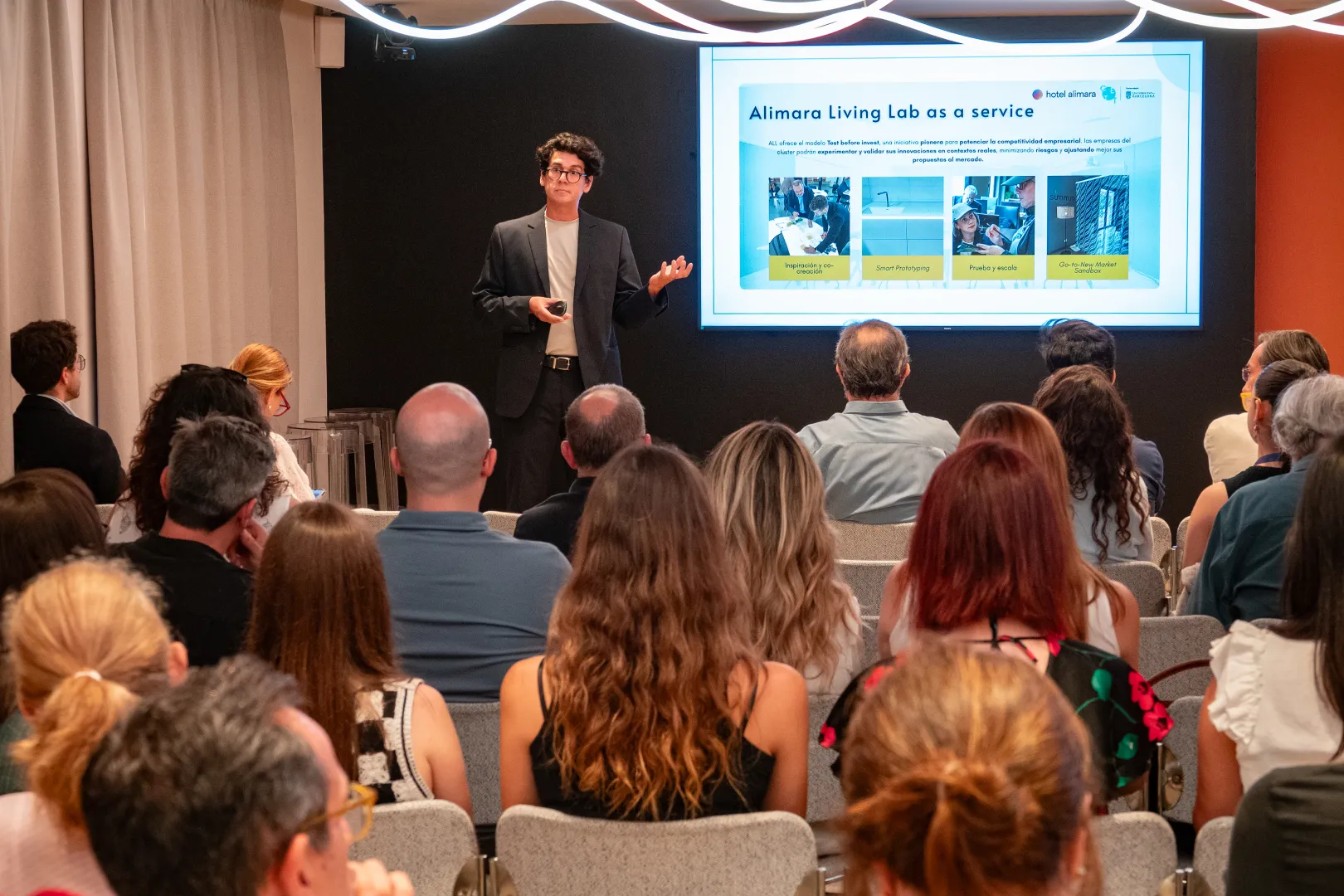 El profesor Álvaro Arrieta expone delante de la sala.